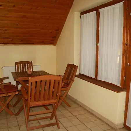 Hajnalka Apartmanhaz Kehidakustány